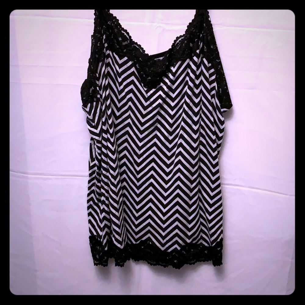 26/28 Lane Bryant Chevron Black/white Camisole